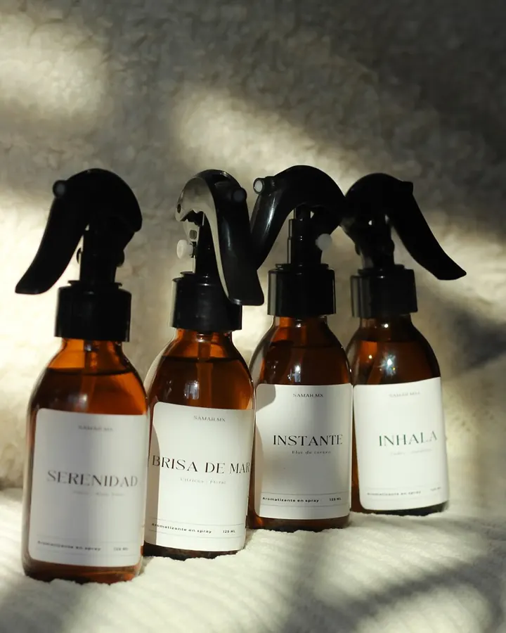 Los cuatro aromatizantes de Samar.mx en botellas ámbar: Serenidad, Brisa de mar, Instante e Inhala