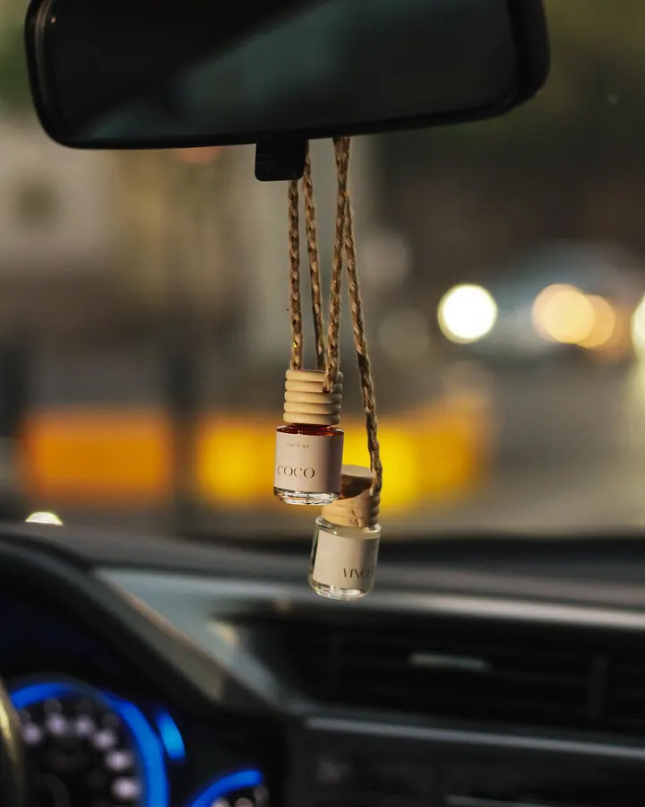 Aromatizante de Samar.mx colgando del retrovisor de un coche