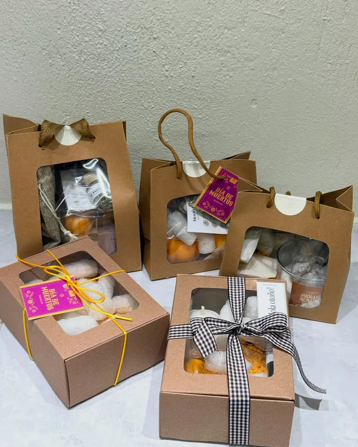 Cajas y bolsas kraft de Samar.mx con moño, ventana y tarjetas de Día de Muertos