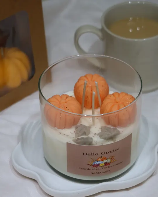 Vela Hello Otoño! de Samar.mx: un vaso con tres calabazas de cera encima