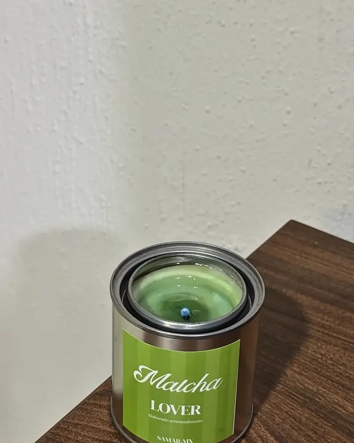 Vela Matcha Lover de Samar.mx en lata verde sobre una mesa de madera